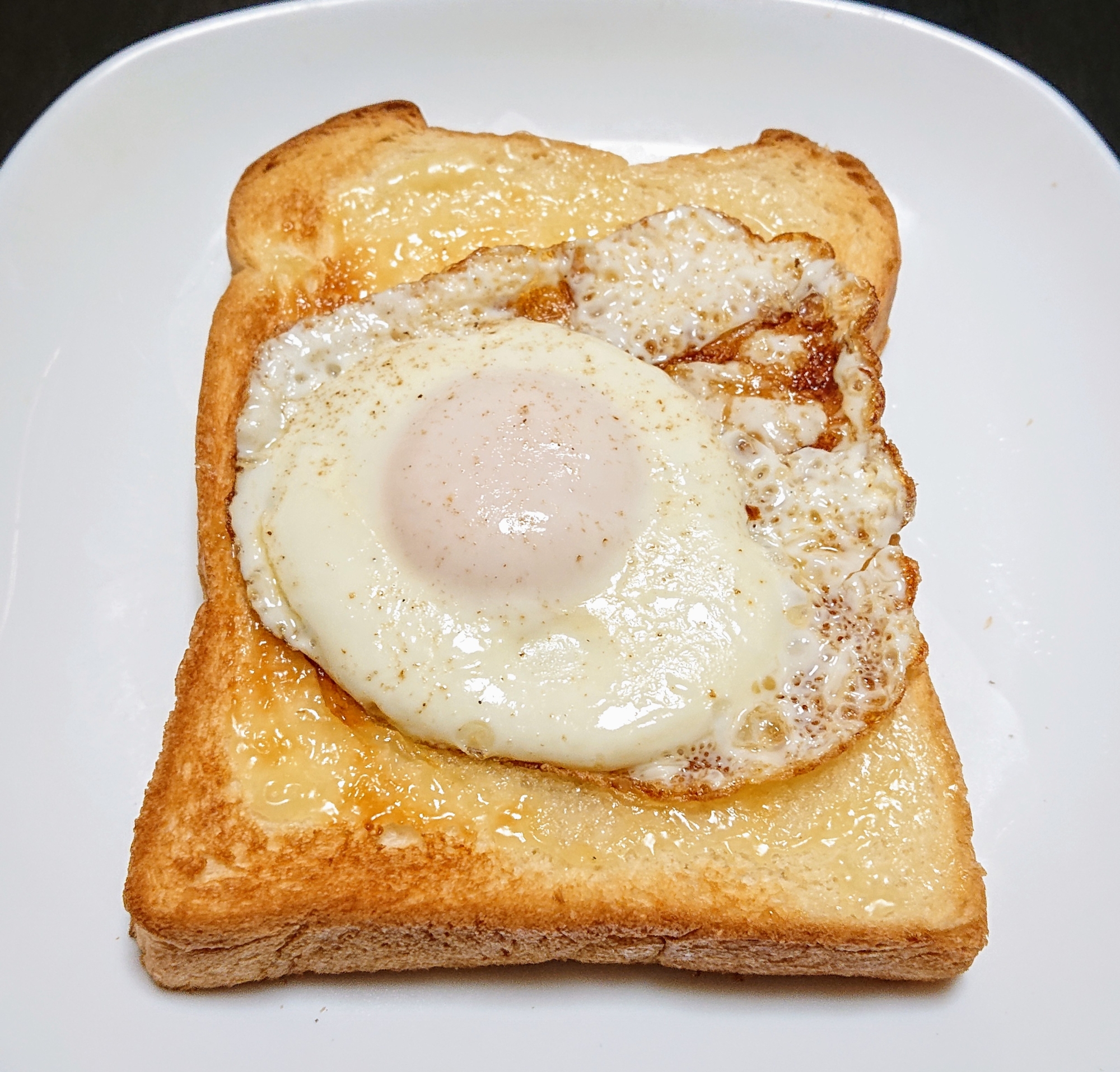 目玉焼きのせマヨトースト