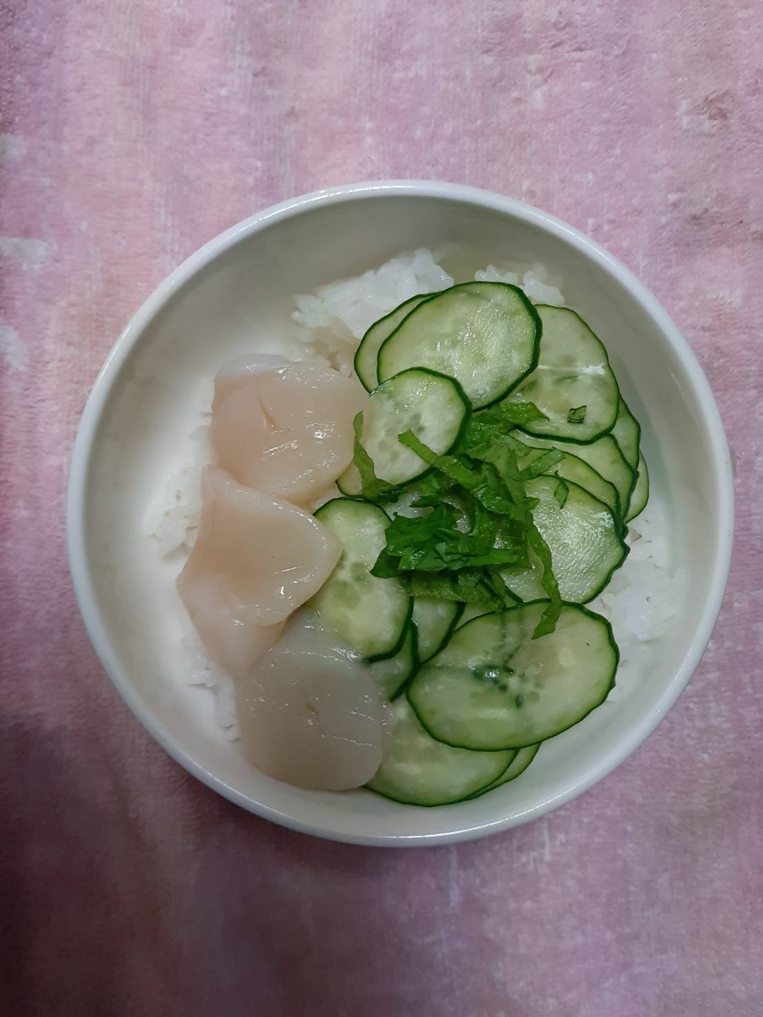 きゅうり大葉をのせたほたて丼