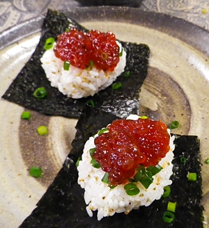 筋子おにぎりの焼き海苔のせ