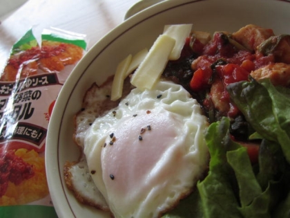 細切チキンを野菜ソースで味付けブレッドライスに乗せました
レタスサラダで元気なレシピご馳走様でした
美味しかったです