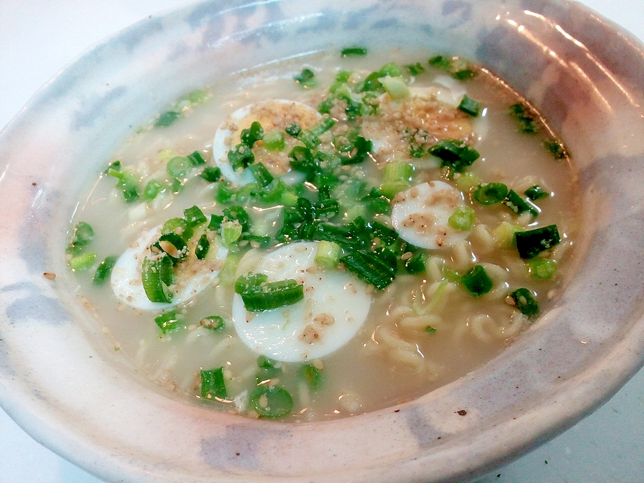 ゆで卵と葱とすりごまの豚骨ラーメン