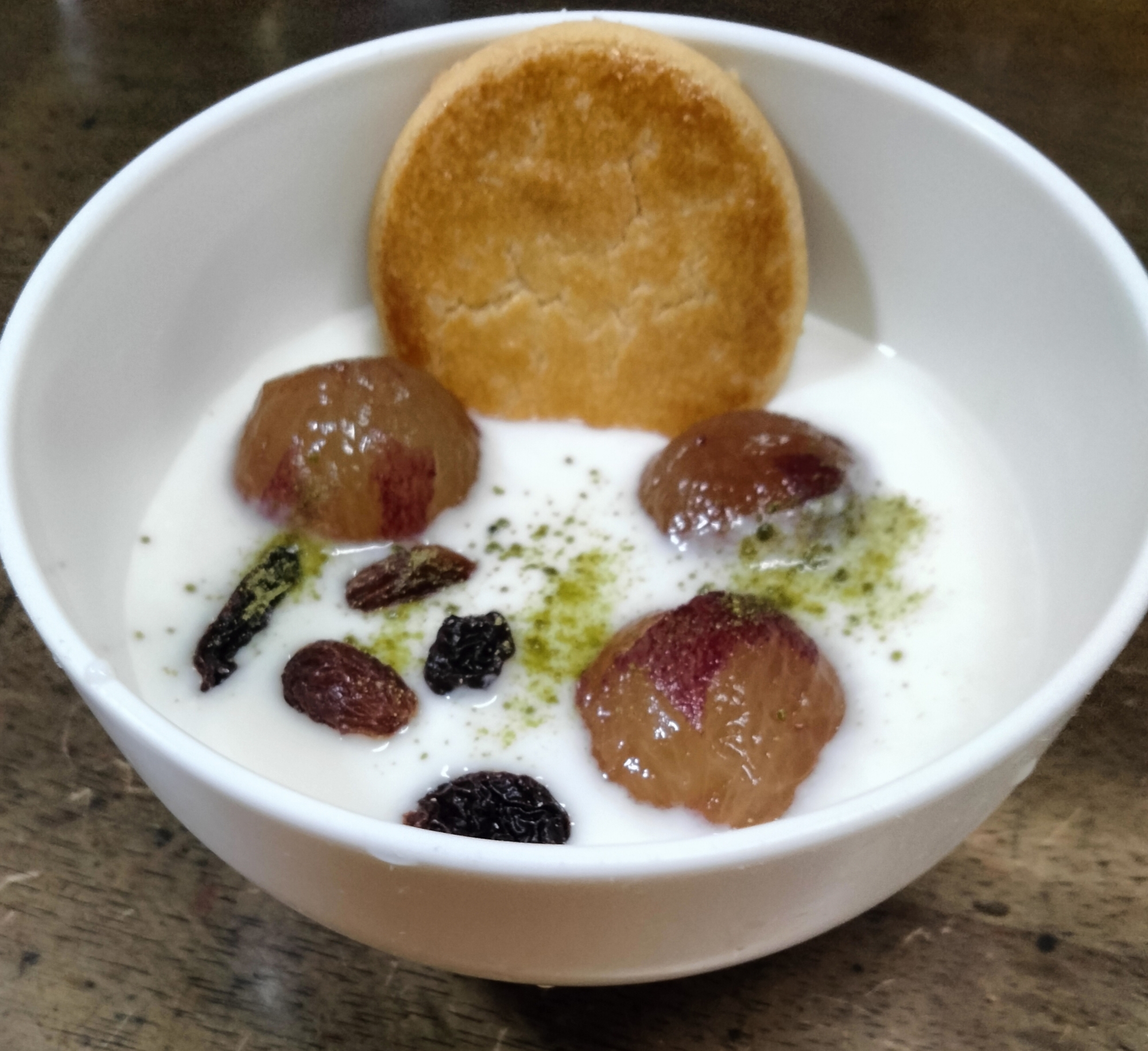 今日のヨーグルト♡ぶどう&レーズン&クッキー