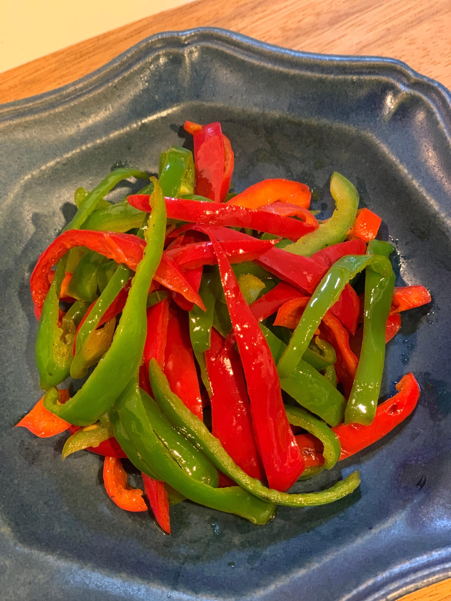 赤と緑のピーマン炒め