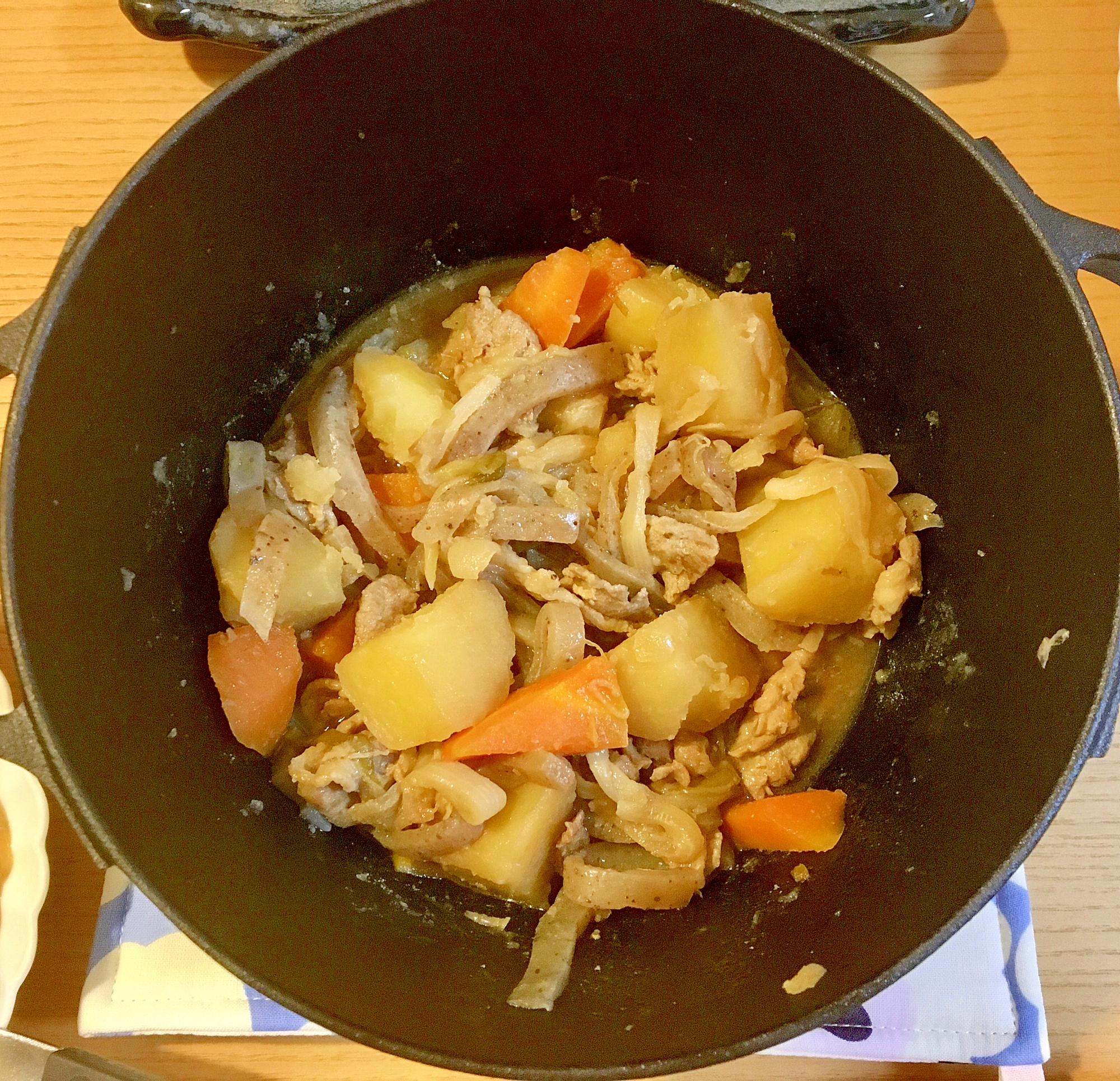 鉄鍋で作る！無水肉じゃが