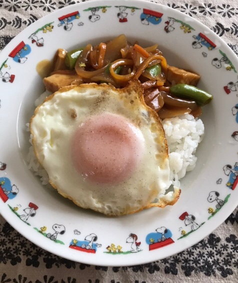 ガーリック目玉焼きのせカレー