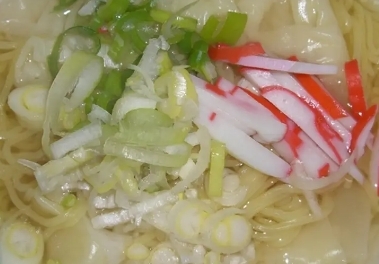 ワンタンメン ゆで卵&炒めた青梗菜カニカマのせて