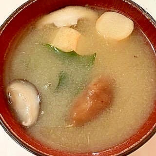 椎茸・小町麩・わかめの味噌汁