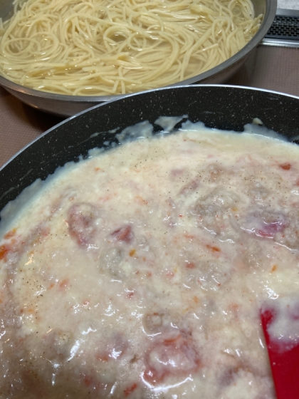 パスタに混ぜるだけにしておいたので、皆が揃ってすぐ夕食に…
カニ缶の色をトマトで補うと言うアイデア素晴らしいです。