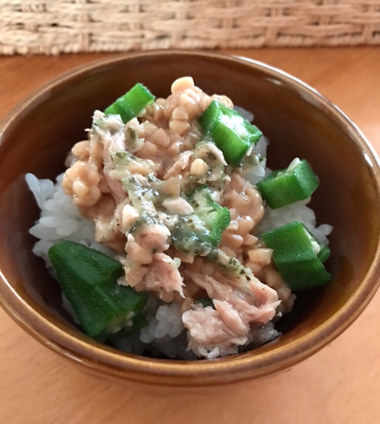 オクラとツナの刻み青じそ和えひきわり納豆ごはん