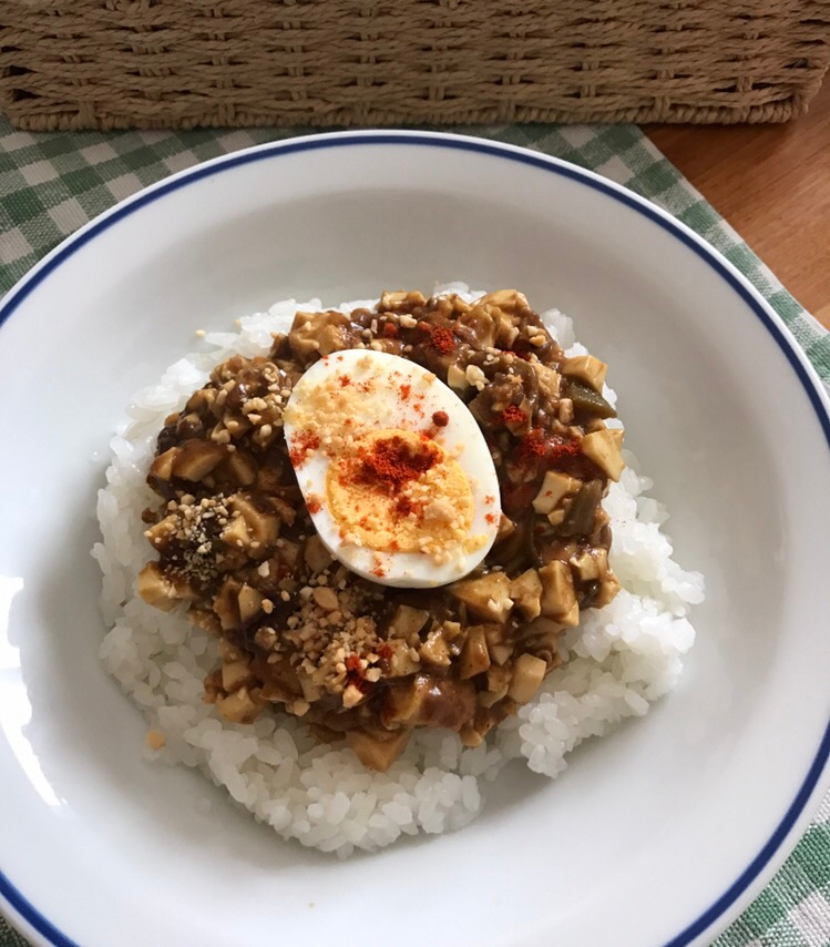 茹で卵のせ厚揚げキーマカレー風