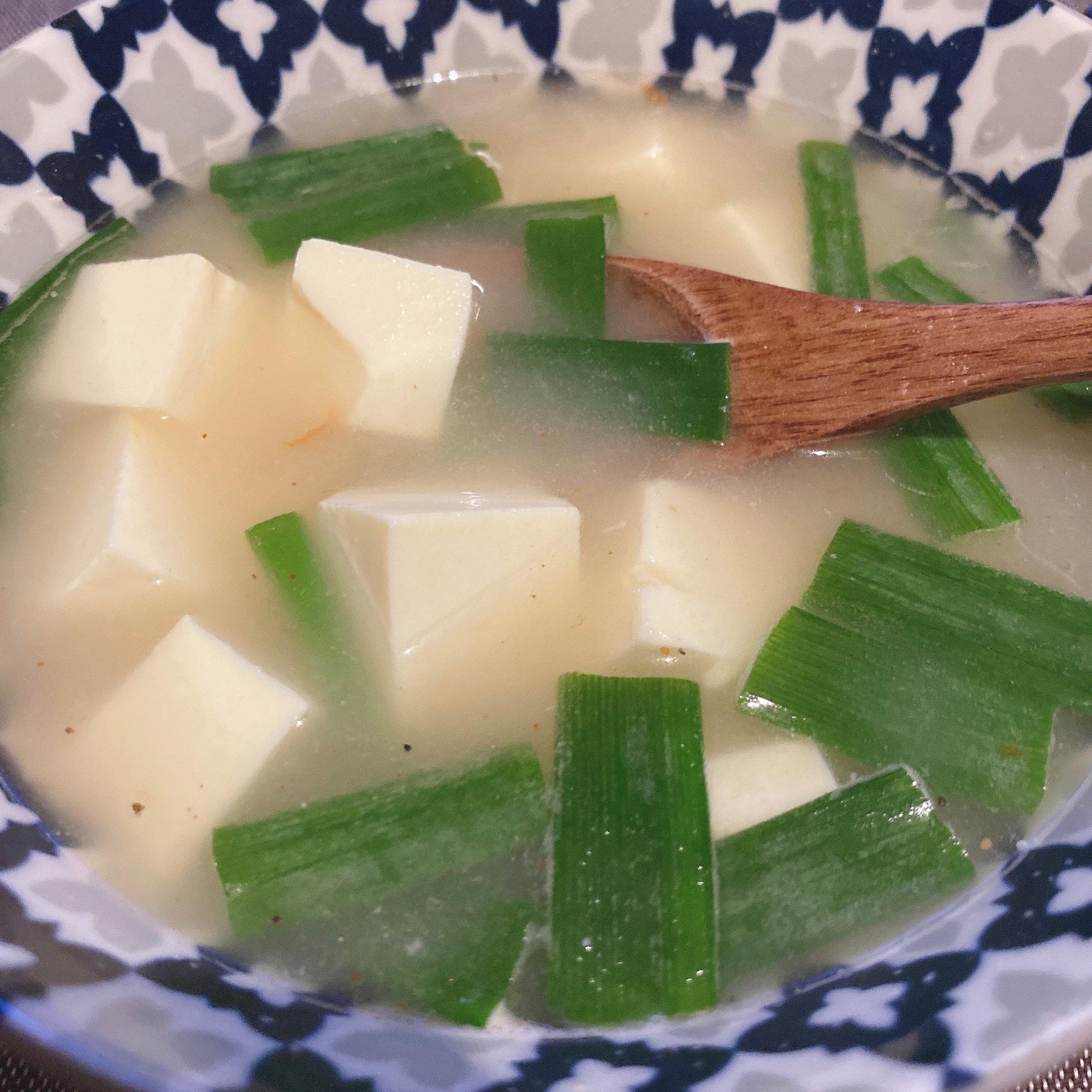 レンジで簡単☆豆腐の豚骨ピリ辛スープ