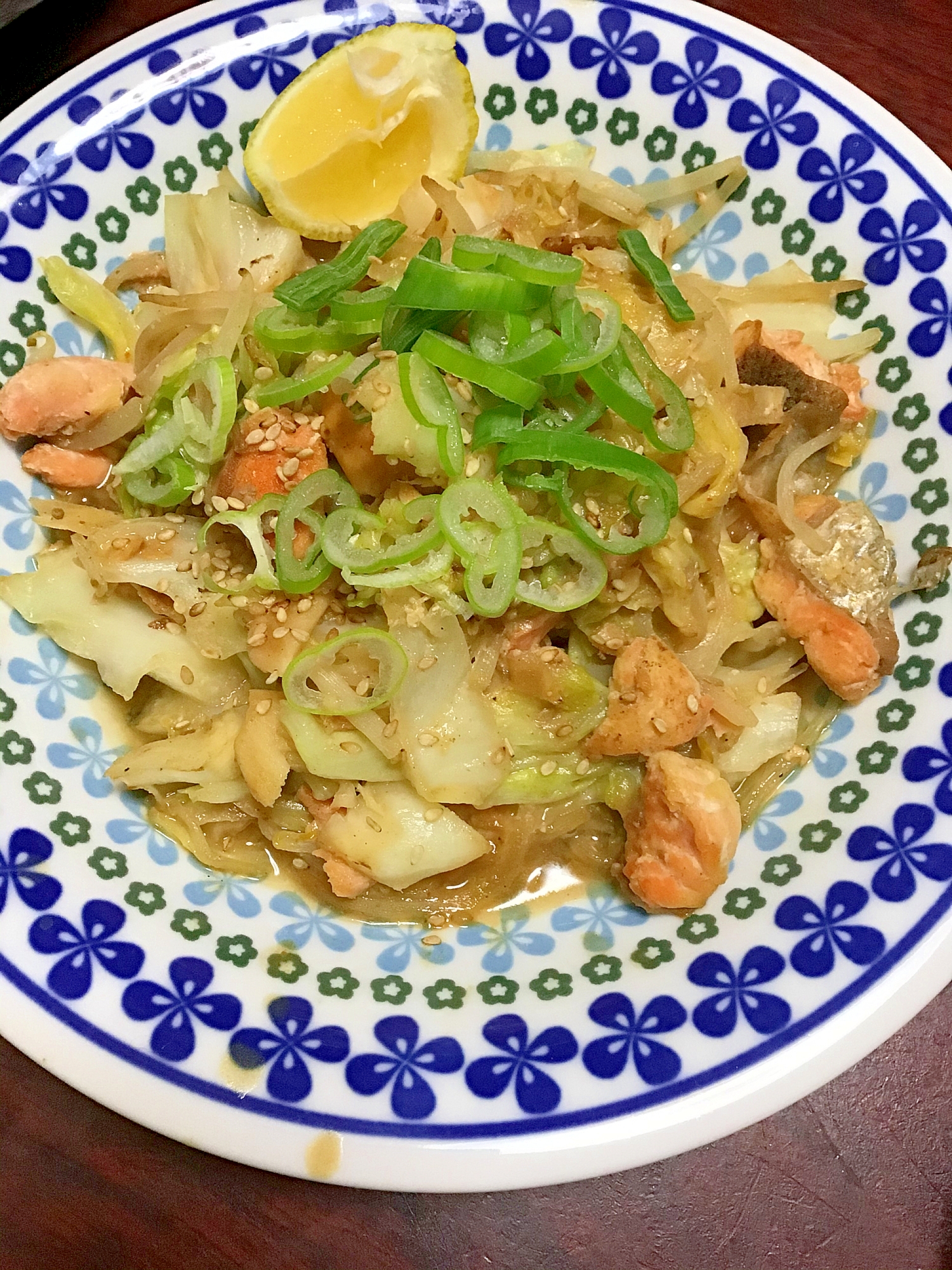 塩鮭とキャベツとモヤシのチャンチャン焼き風味噌炒め