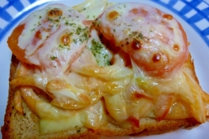 ☆玉ねぎとトマトのチーズトースト☆