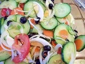 刻んだケールのギリシャ風サラダのレシピ