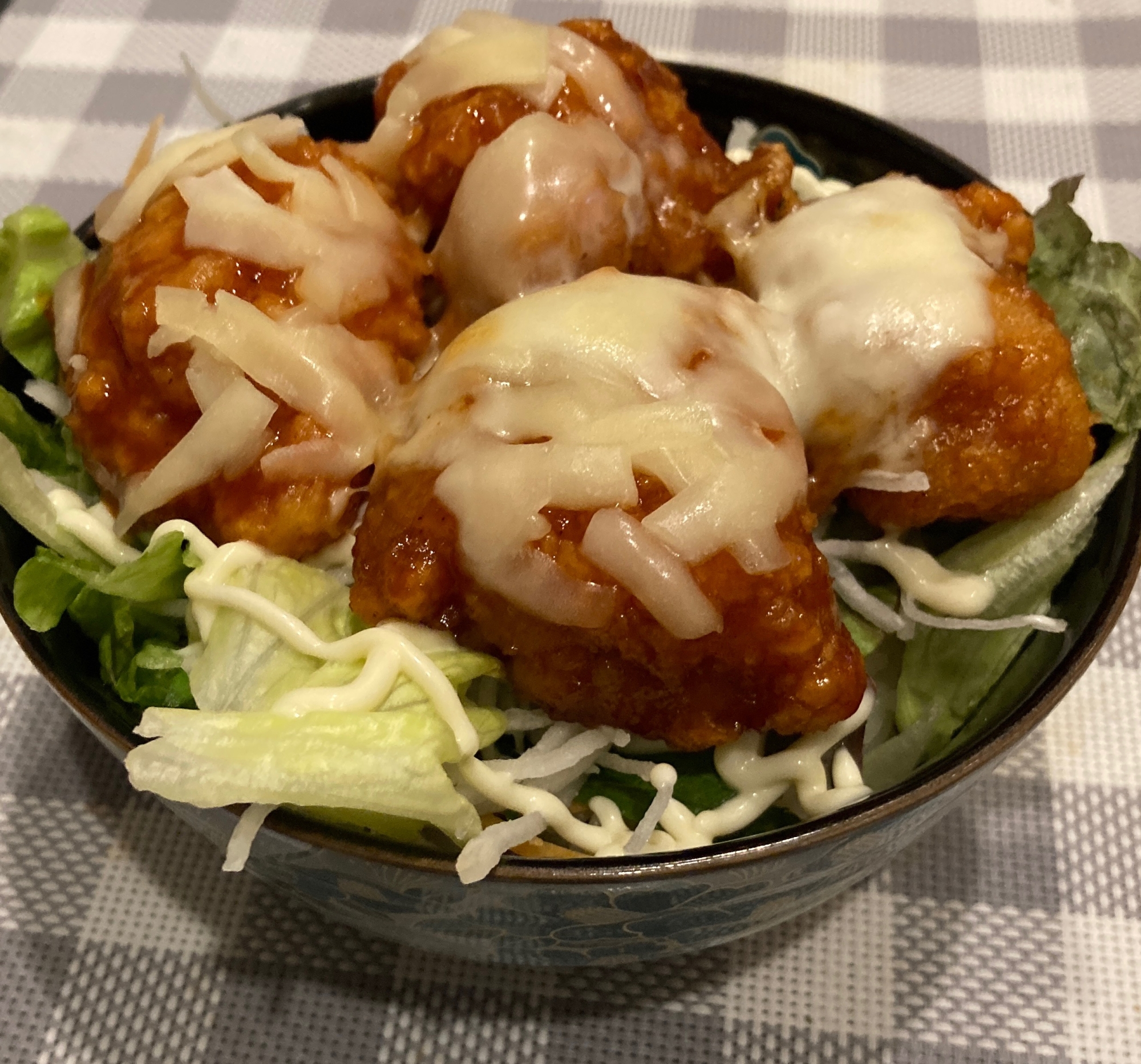 超かんたん！チーズたっぷりヤンニョムチキン丼♪