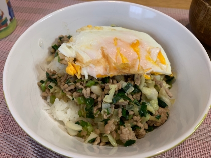 餃子の具材でピリ辛丼！皮なし餃子丼