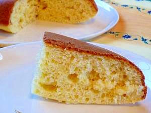 白い皿に盛られた梅酒と梅酒の実のケーキ