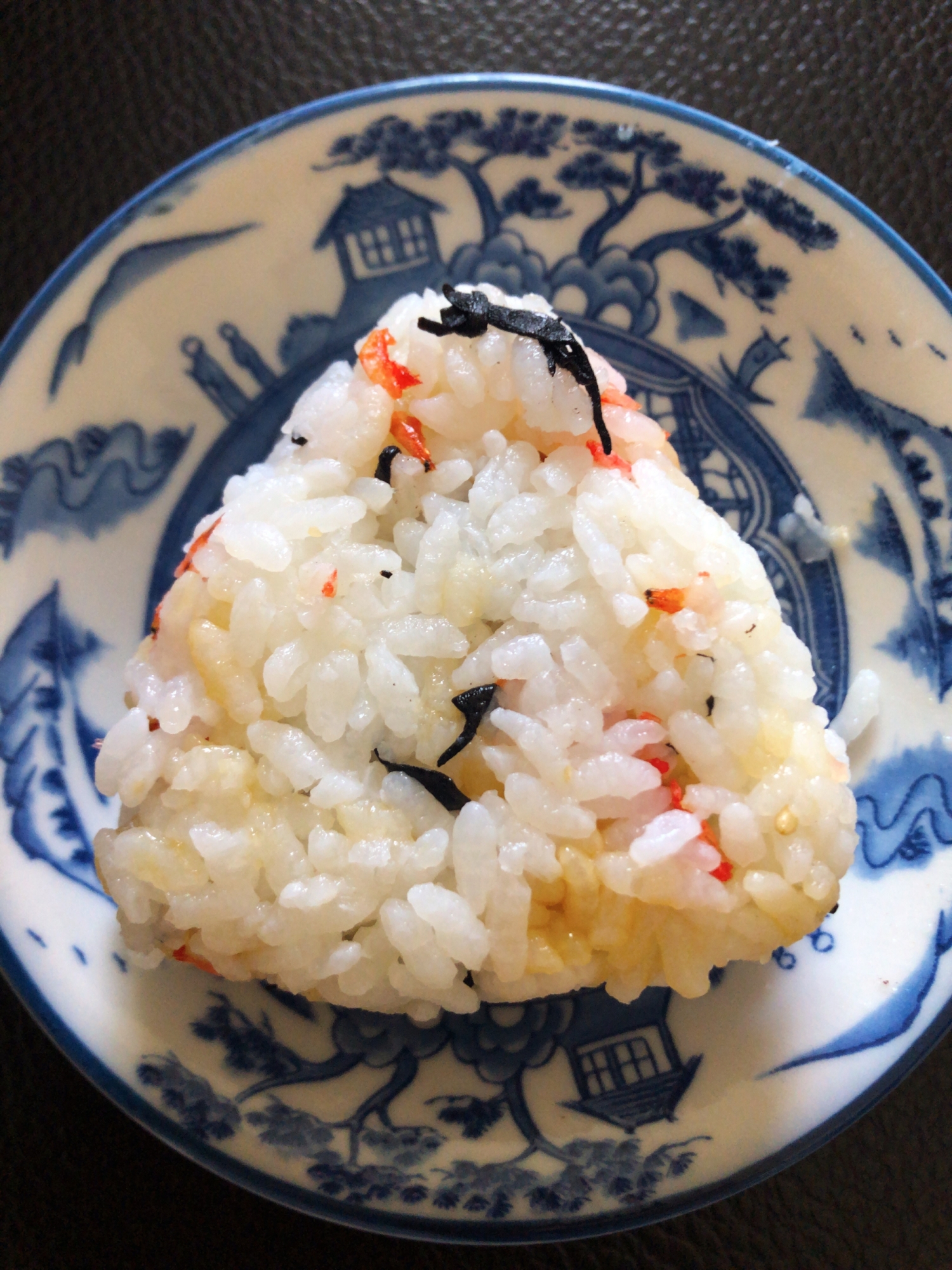 ごま油香るひじきと桜えびのおにぎり