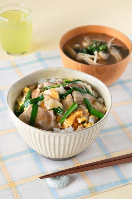 【15分で簡単!】あんかけ豚にら玉丼