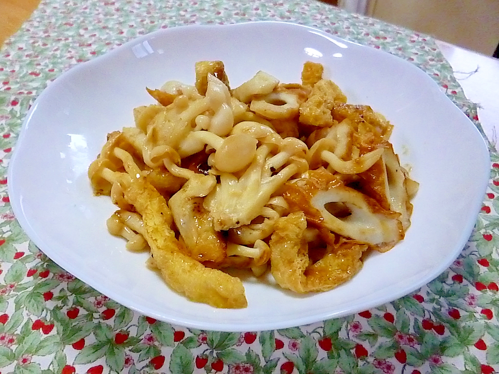 ブナピーとちくわと薄あげのマヨぽん炒め