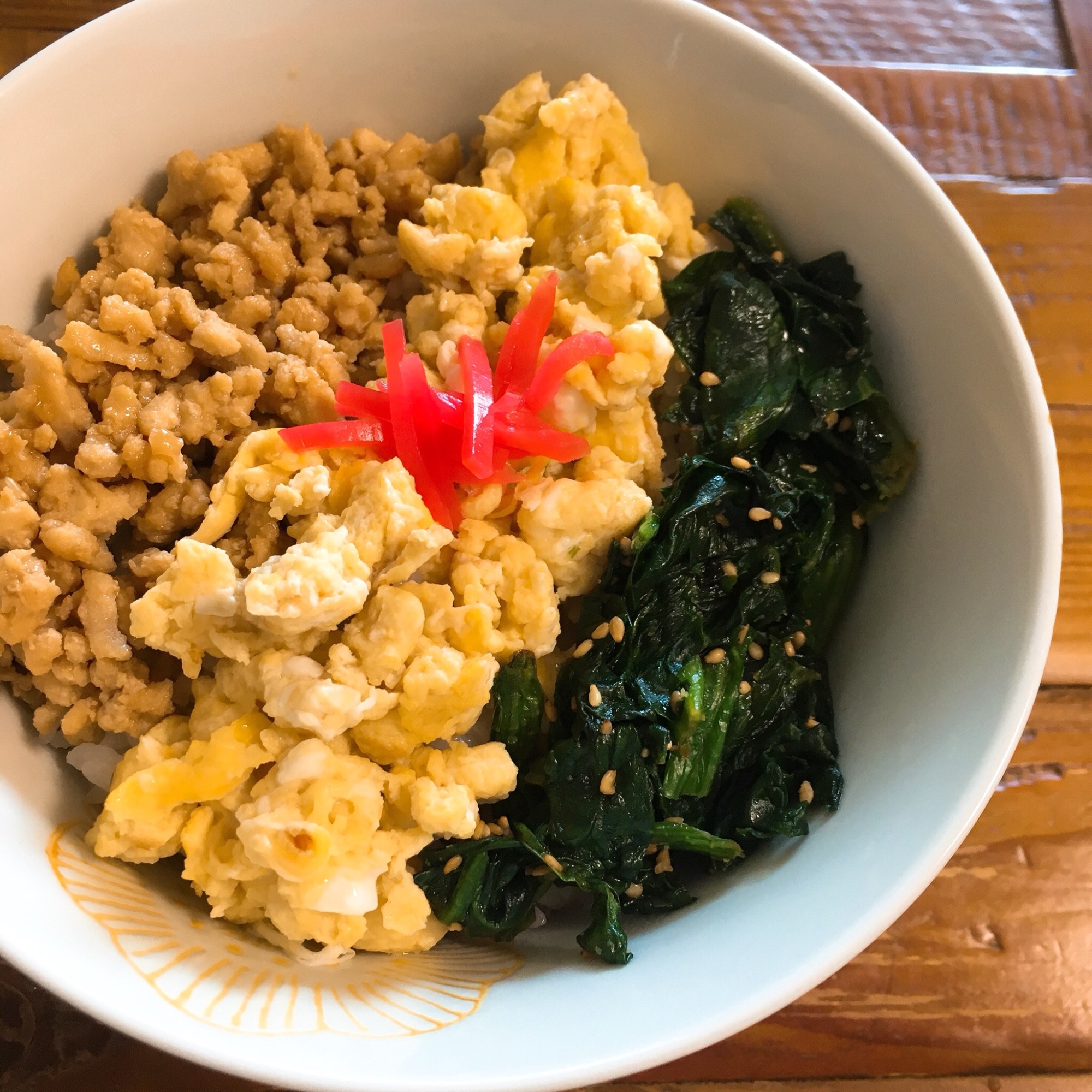 三色そぼろ丼