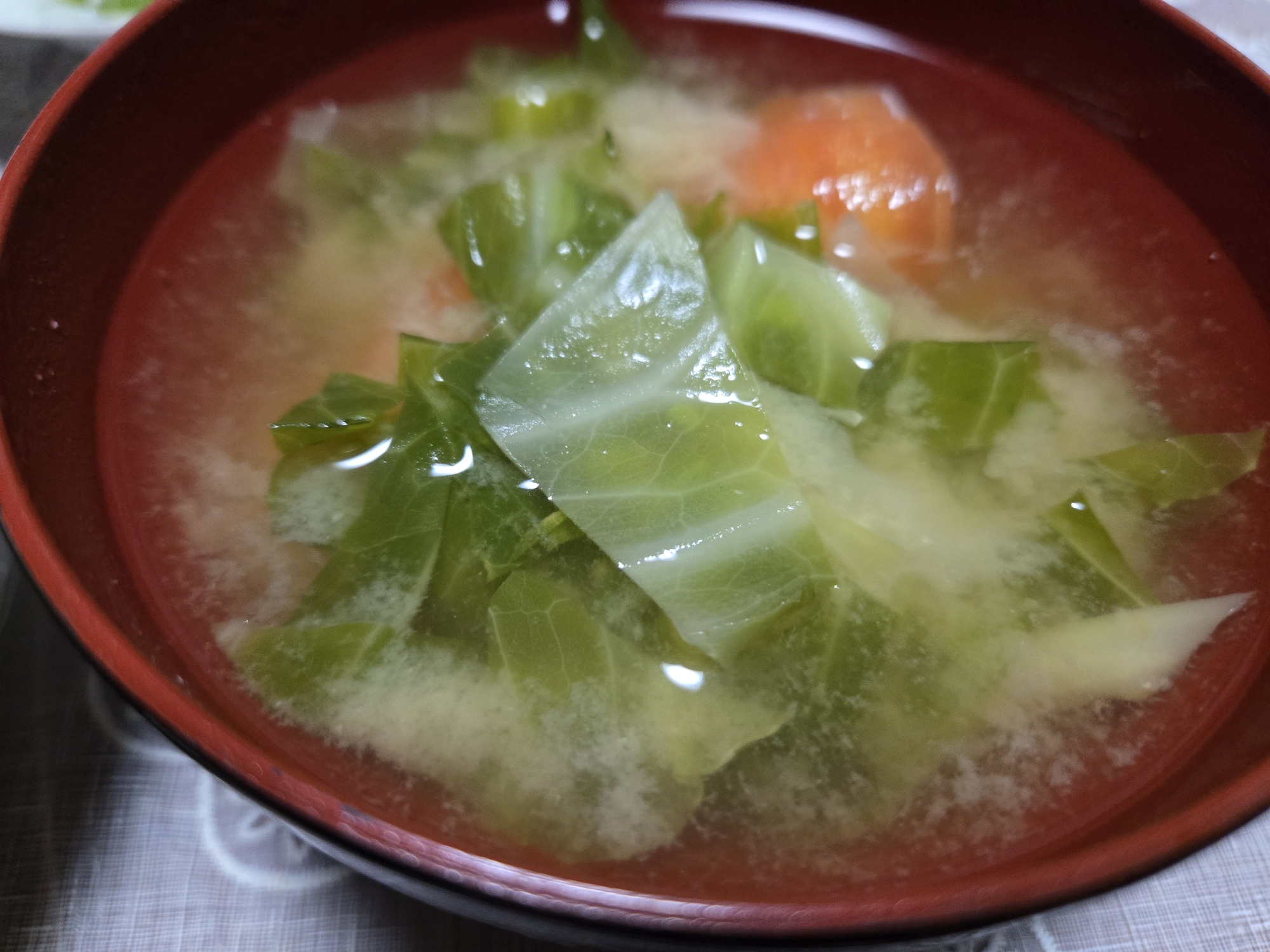 トマトとキャベツの外の葉のお味噌汁