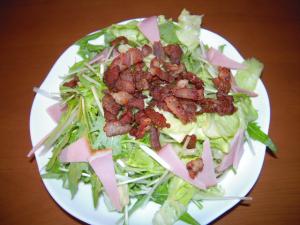 水菜とカリカリ豚肉のサラダ