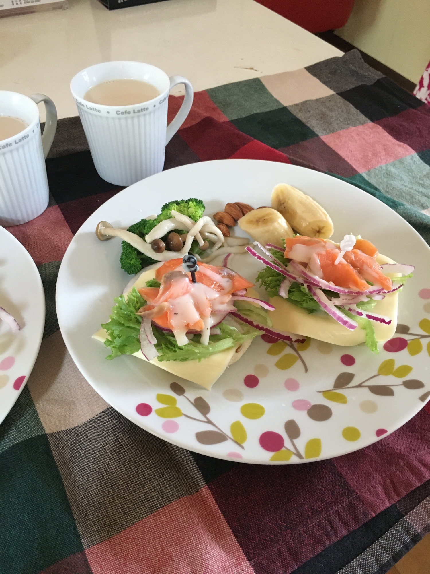 サーモンとイングリッシュマフィンのプレートランチ