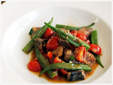 鰹のタタキとオクラ、トマトのバルサミコ風味の前菜