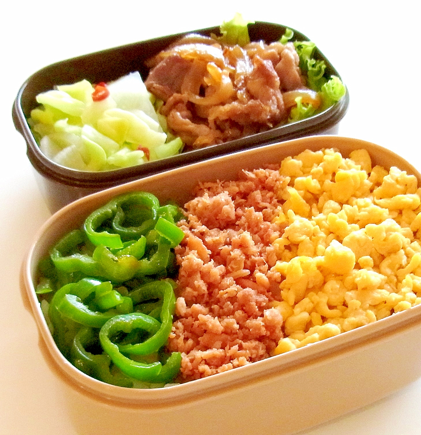 鮭の三色丼と豚の生姜焼きのお弁当 レシピ 作り方 By メリッコ 楽天レシピ