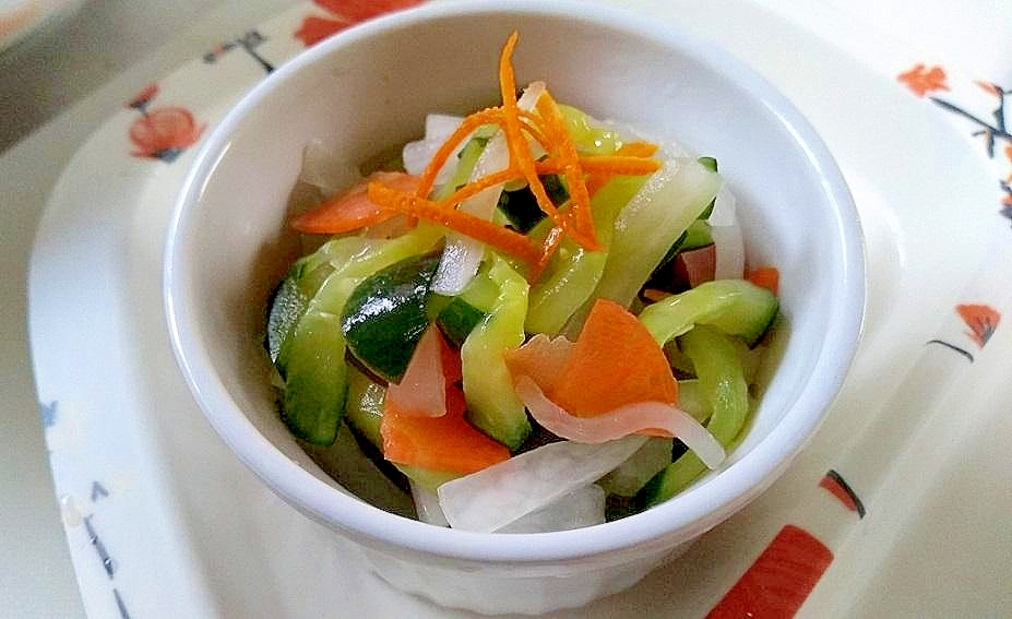 白い器に盛り付けられたきゅうりと大根の橙酢の物