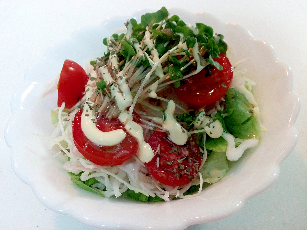 レタス・キャベツ・トマト・スプラウトの洋風サラダ