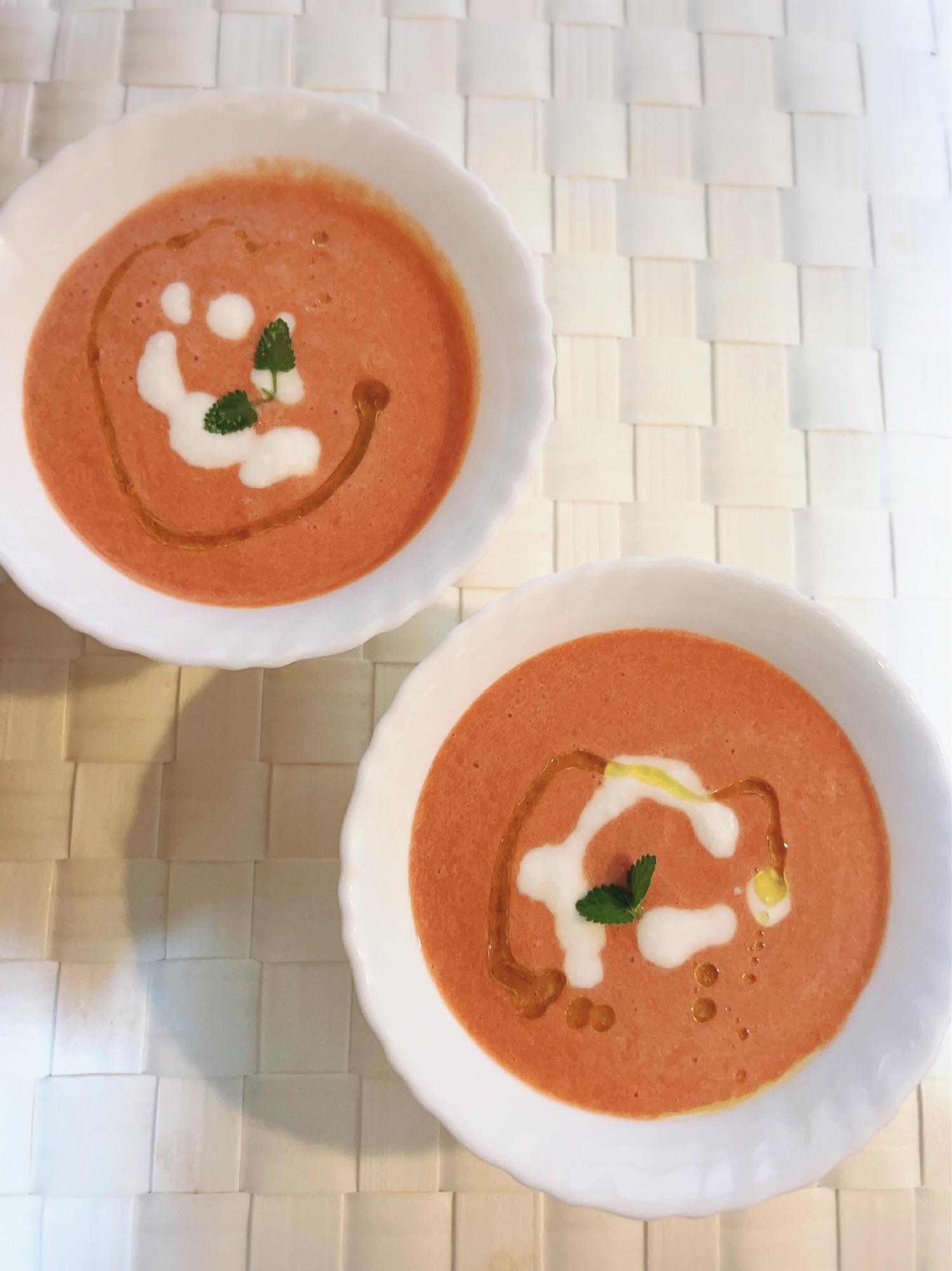 グラスに盛られたトマトの冷製スープ