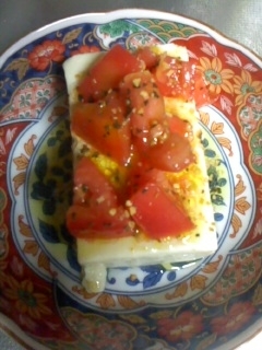 トマトとフライドガーリックと豆腐の組み合わせがとても新鮮で美味しくいただけました。