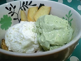 ほうれん草とミルクの2色アイス