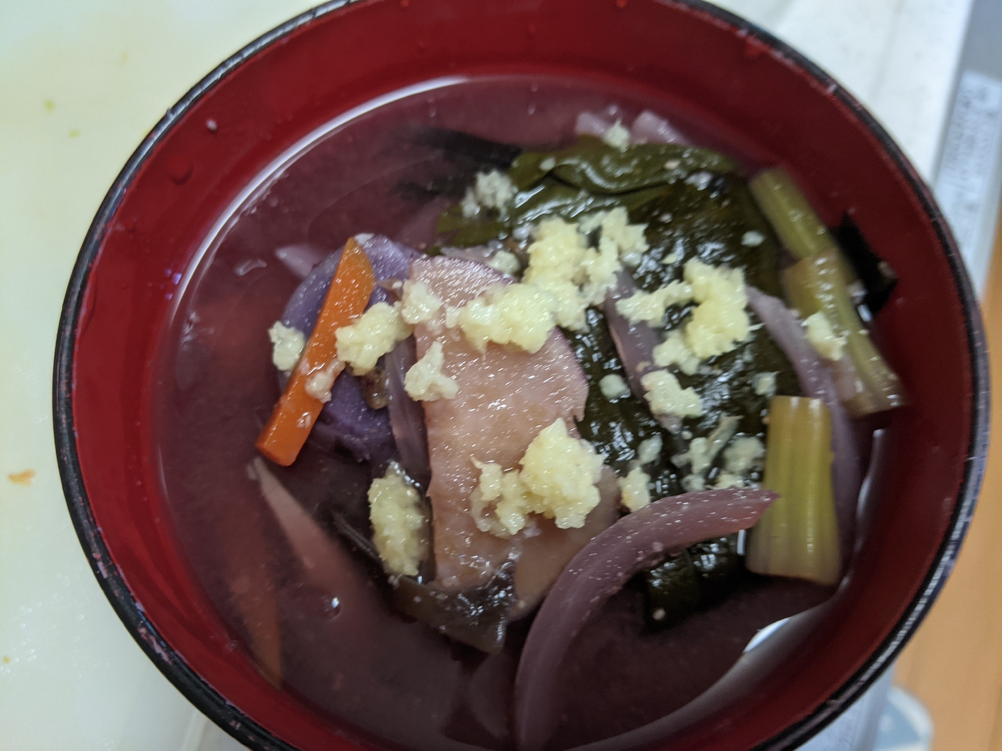 紫芋と人参と小松菜と生姜の味噌汁