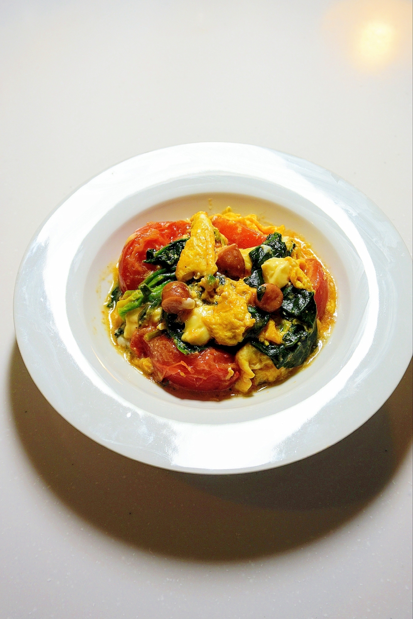 ふわふわ卵が美味!ほうれん草とトマトと卵のソテー