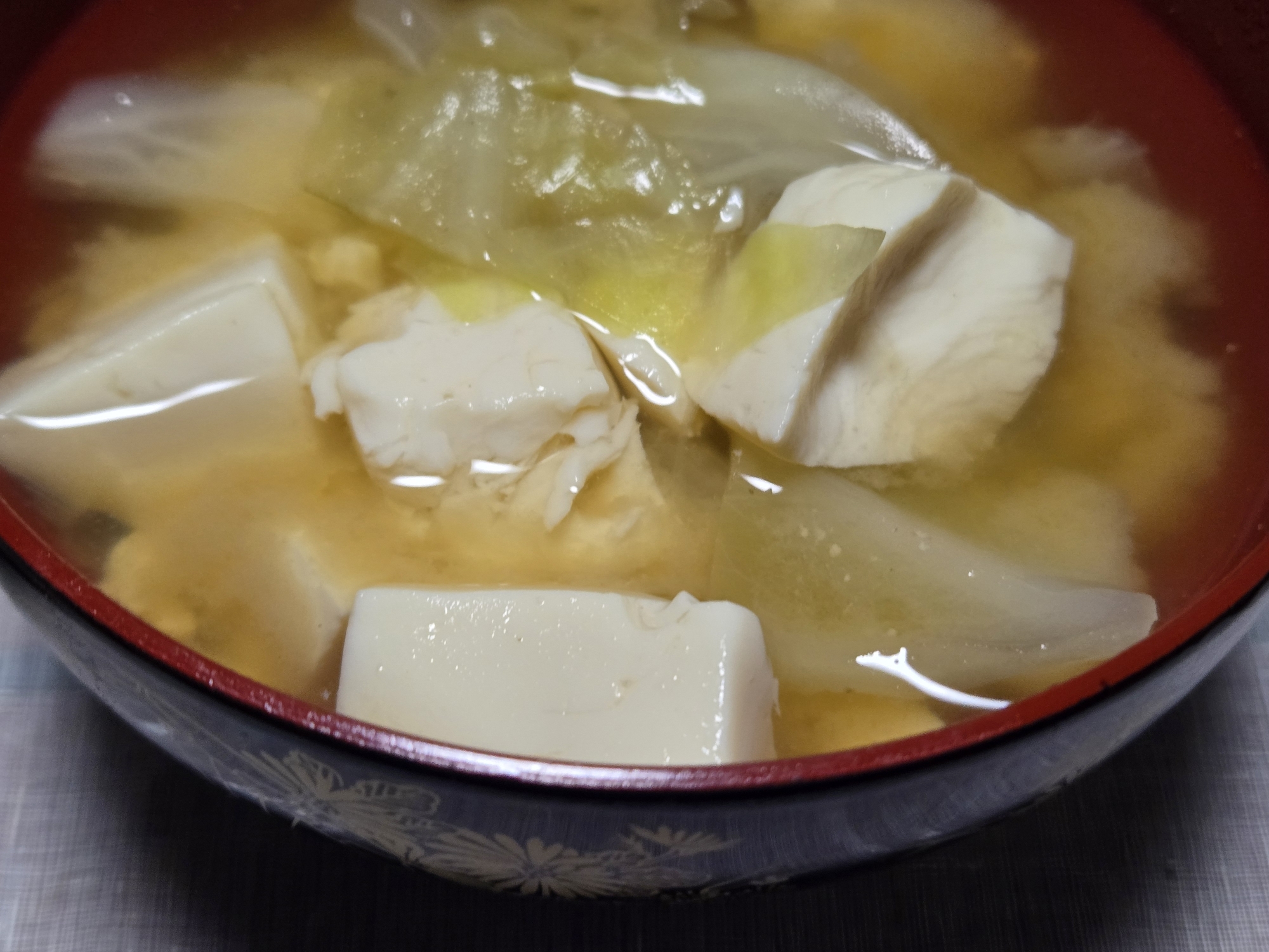 豆腐とキャベツと舞茸のお味噌汁