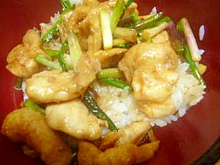 赤い丼に入った行者にんにく入り鶏どんぶり