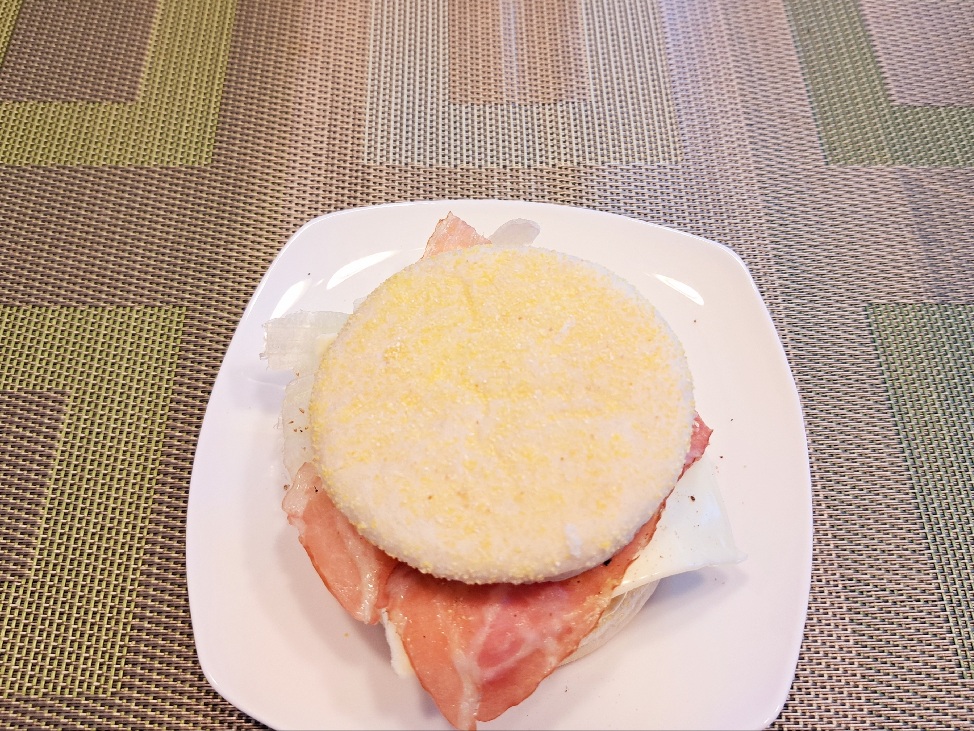 イングリッシュマフィンでベーコンレタスサンド