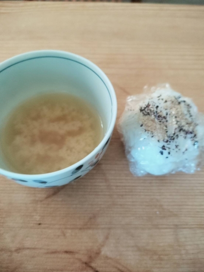 ふりかけおにぎりと味噌スープの夜食