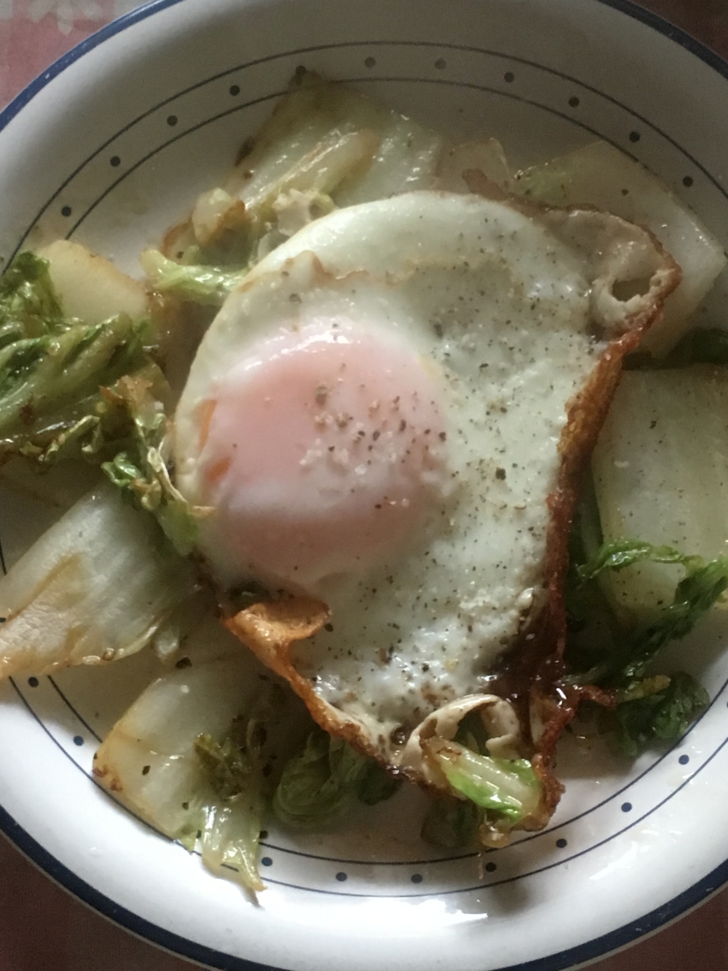 白菜と目玉焼きのプレート