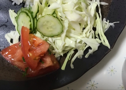 レタスとトマトのシンプルなサラダ
