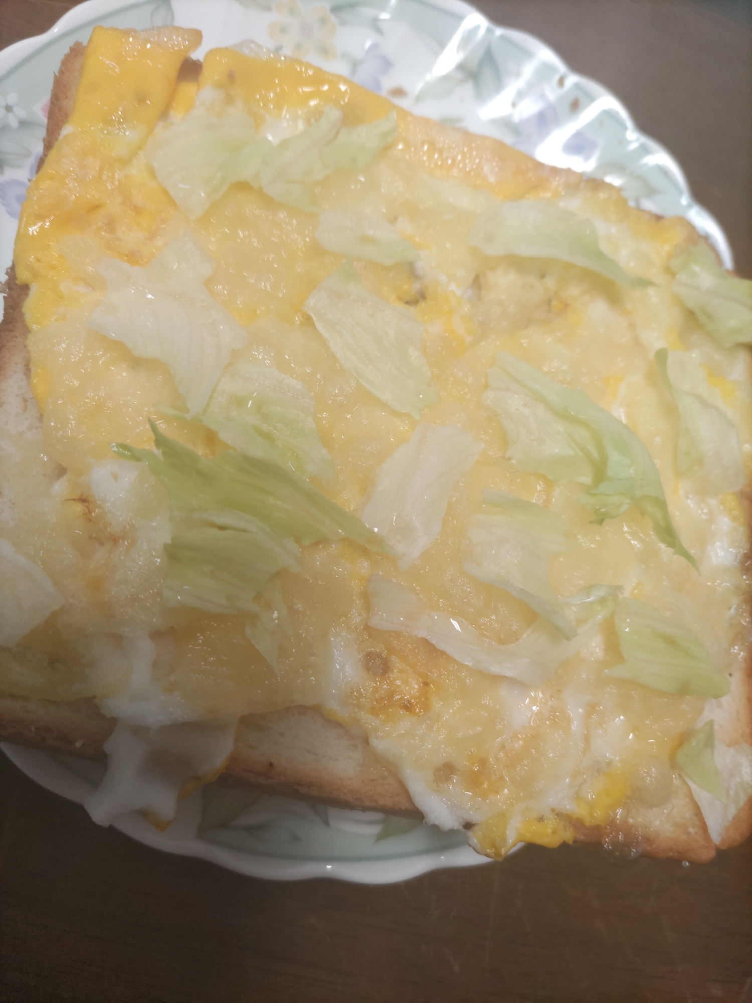 卵焼きとレタス乗せチーズトースト