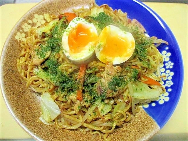 おひとりランチ☆野菜・豚肉焼きそば半熟卵添え