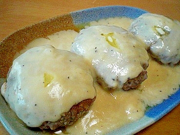 皿に盛られたハンバーグのカルボナーラソースがけ