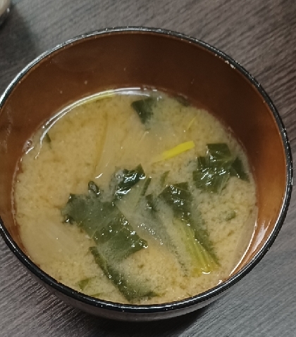 舞茸エリンギ新玉ねぎ小松菜の味噌汁