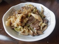 牛もも肉としめじ、キャベツの炒め物