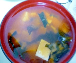 豆腐とワカメのお味噌汁