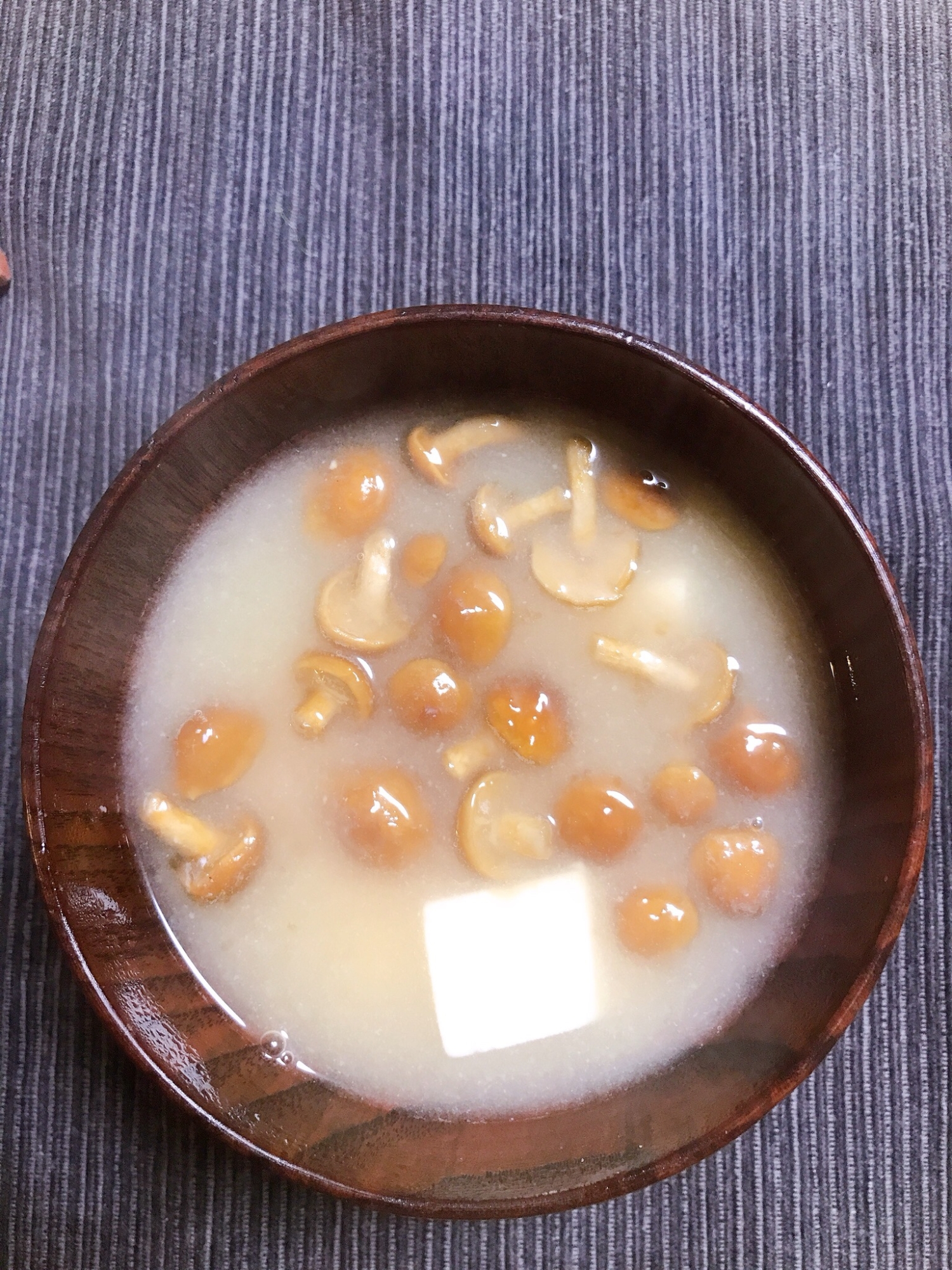 だし香る　なめこと豆腐の味噌汁